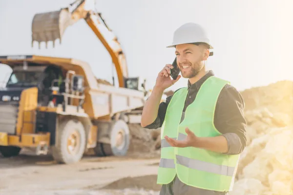 Profesionales de obra coordinando labores técnicas.